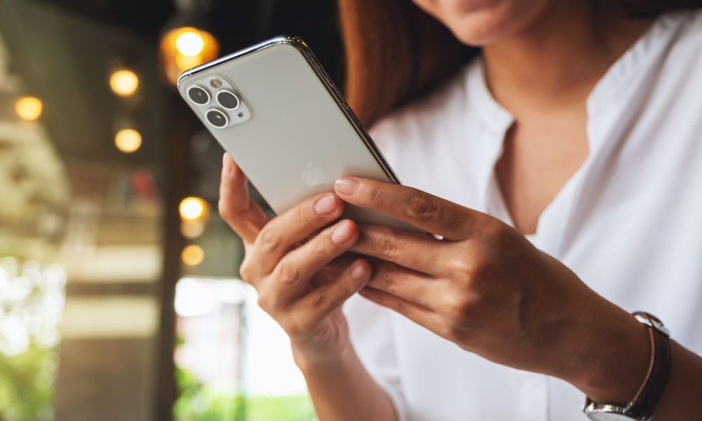 What are the Advantages and Disadvantages of iPhone
